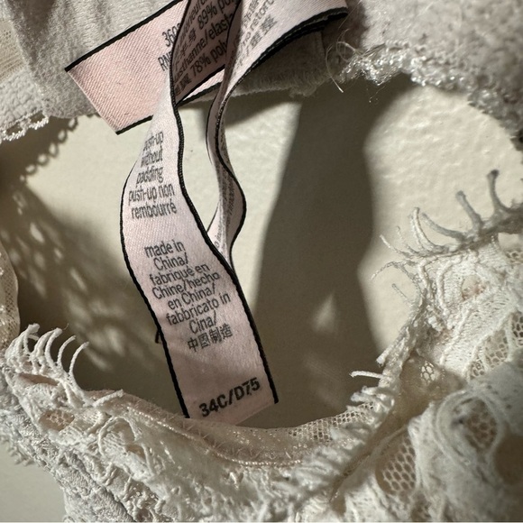 Victoria secret push up without padding 34C - Picture 2 of 5